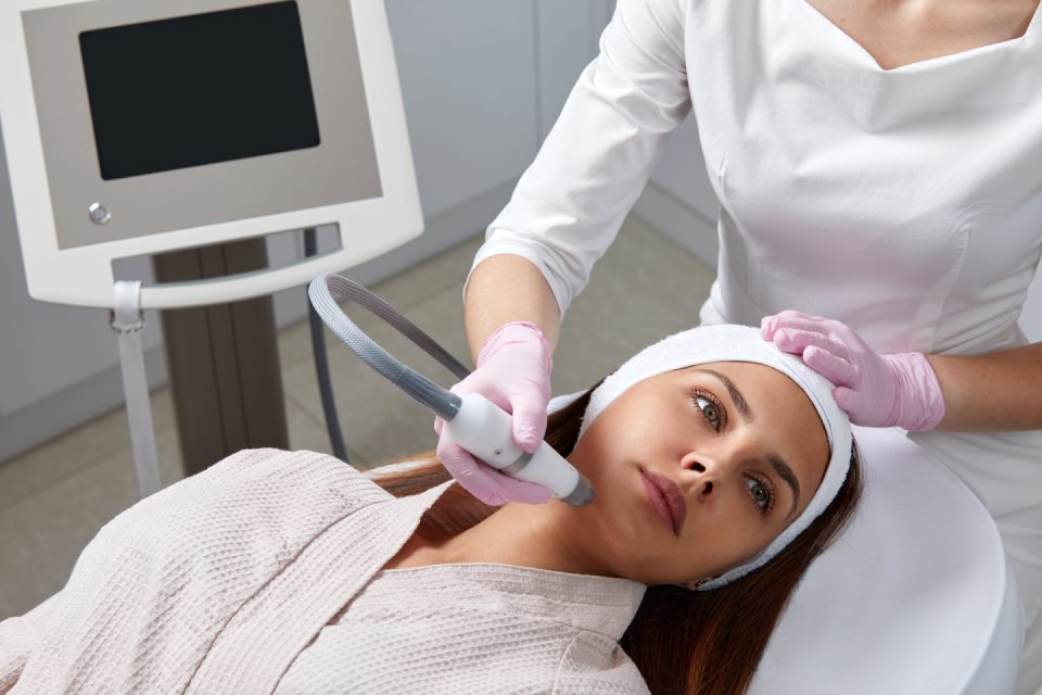 Browstyling (epileren met touwtje)